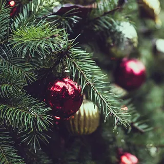 Julekugler på juletræ