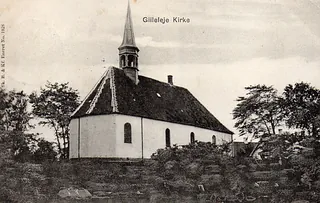 sort hvidt billede af Gilleleje Kirke