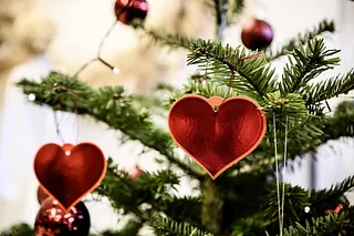 Julehjerte på juletræ