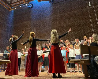 Korpiger foran børnekor